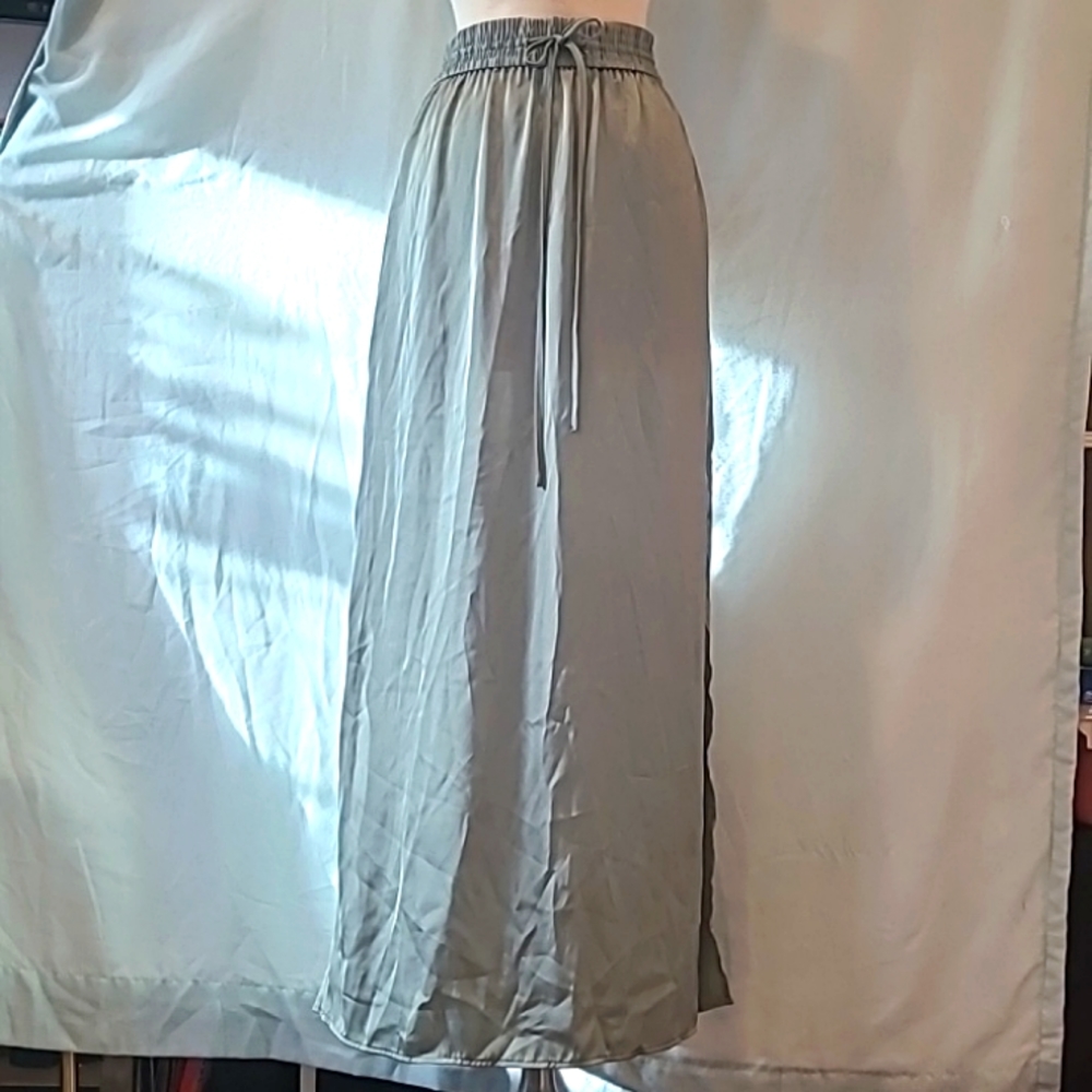 H&M green skirt szXS silky smooth NWT